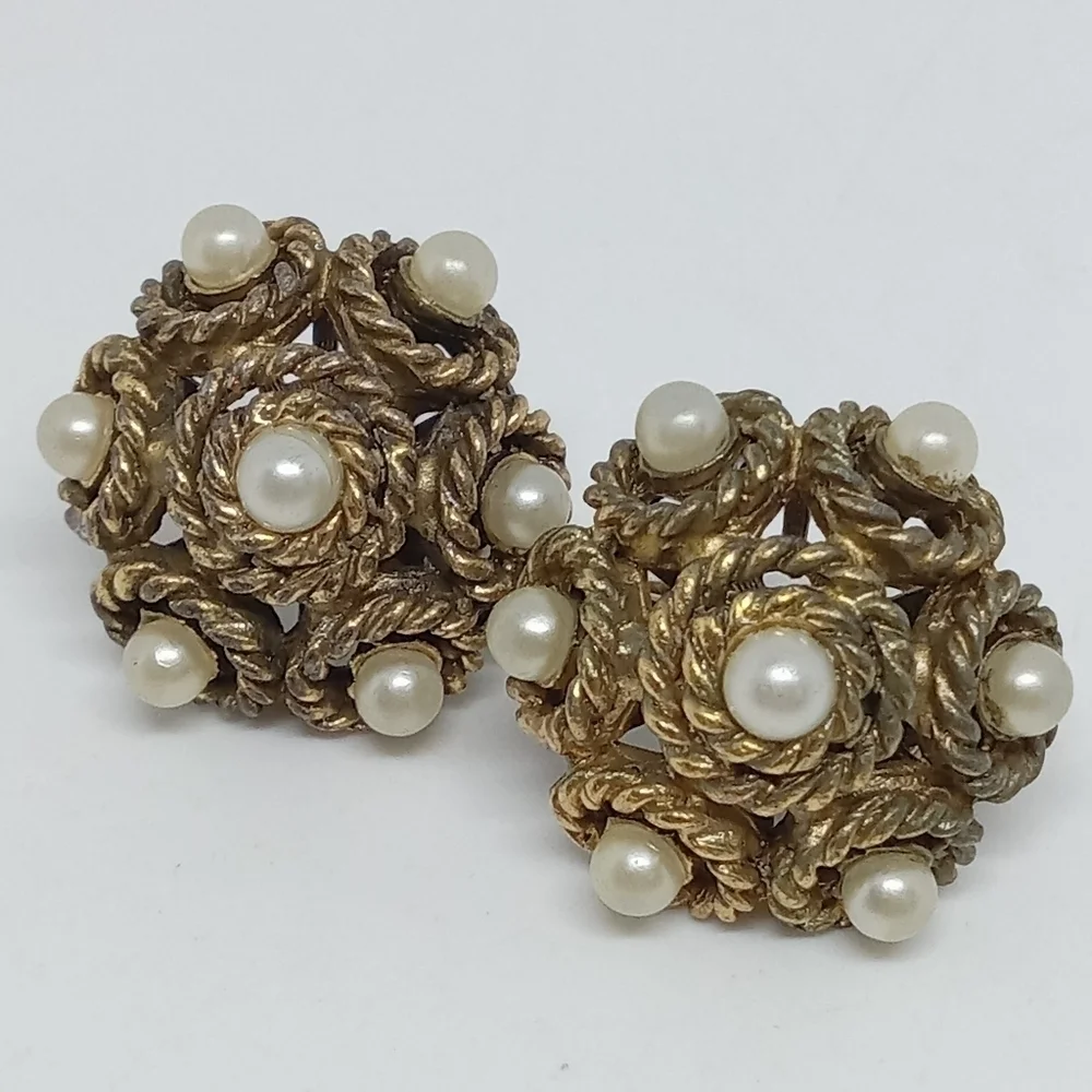 * vintage Crown Trifari early gold tone faux 7 pearl round clip on earrings